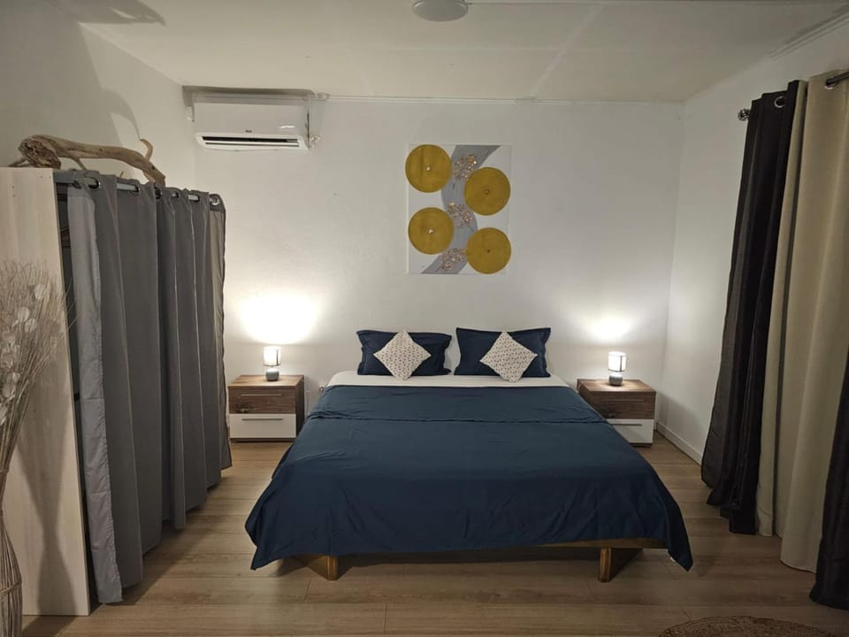 Photo of the whole room, Bedroom