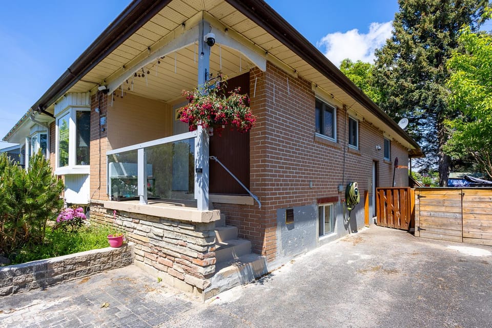 Private room with TVnetflix and free parking Vacation rental in Ajax