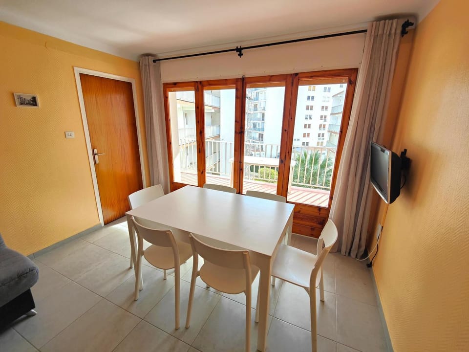 Apartamento en Roses, 2ª línea de playa, con terraza, WIFI y parking comunitario - ES-258-31 Apartment in Roses