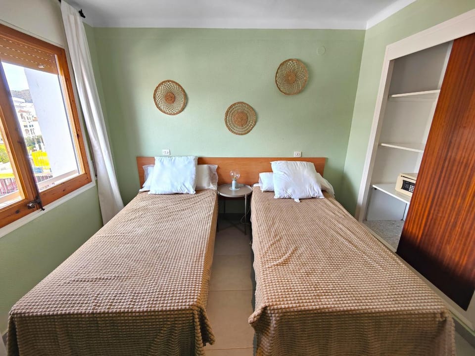 Apartamento en Roses, 2ª línea de playa, con terraza, WIFI y parking comunitario - ES-258-31 Apartment in Roses