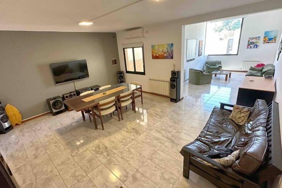 TV and multimedia, Living room, Seating area, Dining area