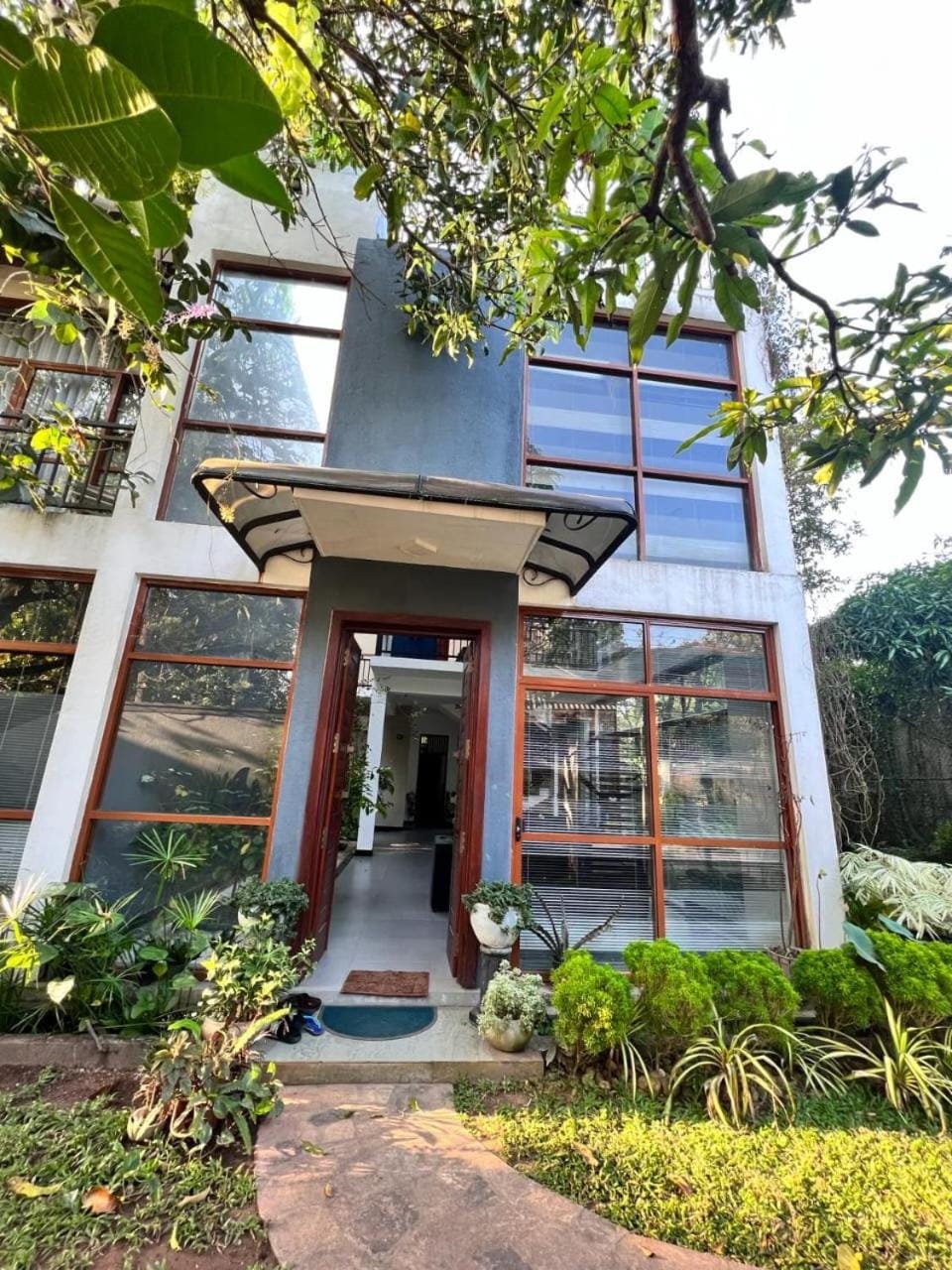 Property building, Facade/entrance, Day, Garden, Garden view