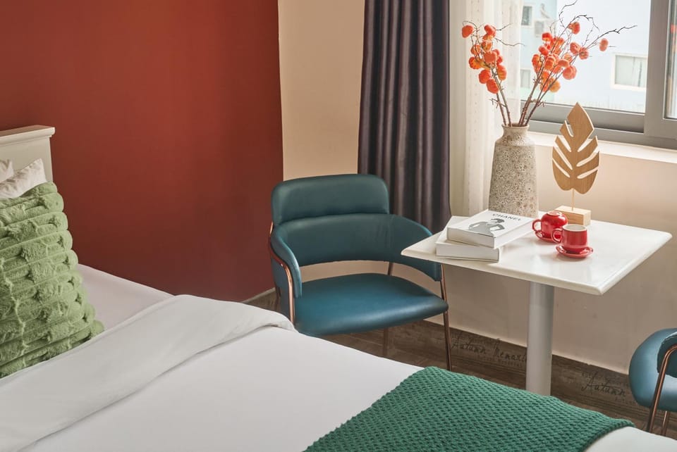 Bed, Living room, Photo of the whole room, Seating area, Bedroom