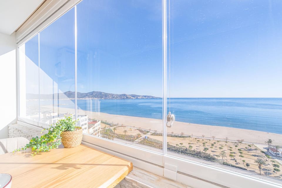 MI 18- GREAT SEEVIEWS , FIRST line seefront , NEW APPARTMENT Apartment in Alt Empordà