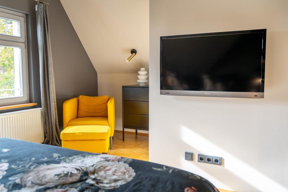 TV and multimedia, Seating area, Bedroom