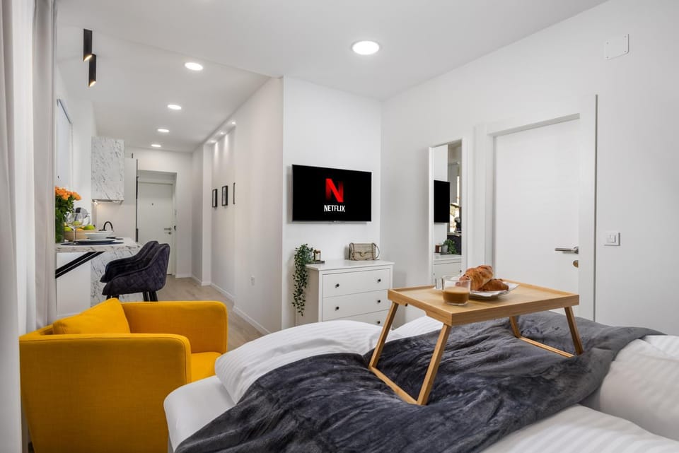 Bed, TV and multimedia, Photo of the whole room, Seating area