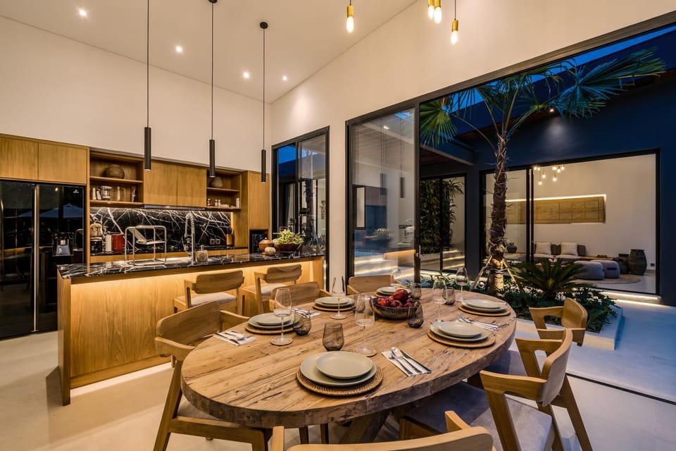 Coffee/tea facilities, Kitchen or kitchenette, Seating area, Dining area, stove