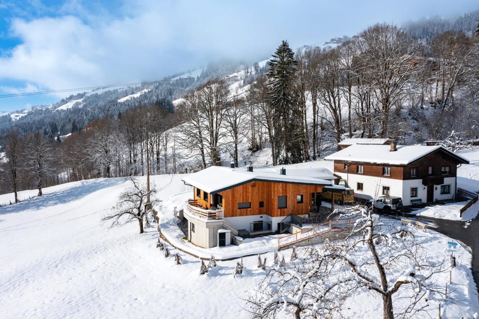 Property building, Natural landscape, Winter, Balcony/Terrace