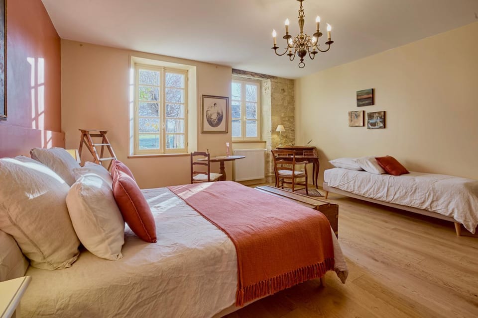 Bed, Photo of the whole room, Seating area, Bedroom