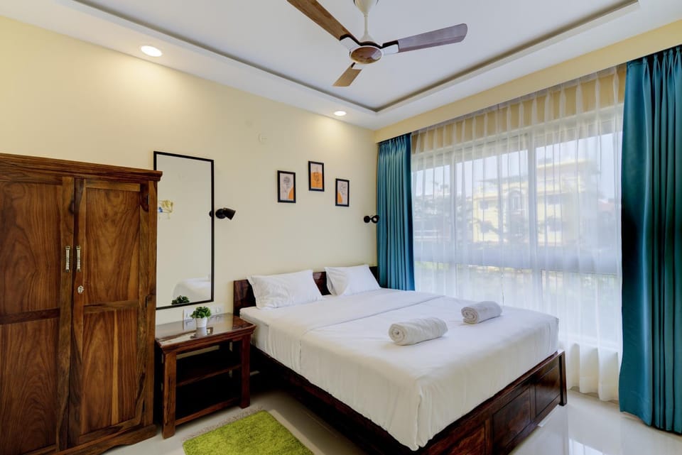 Bed, Photo of the whole room, Bedroom, fireplace, towels, wardrobe