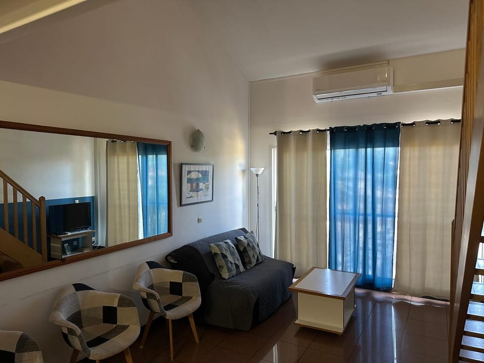 Communal lounge/ TV room, TV and multimedia, Living room, Seating area, air conditioner