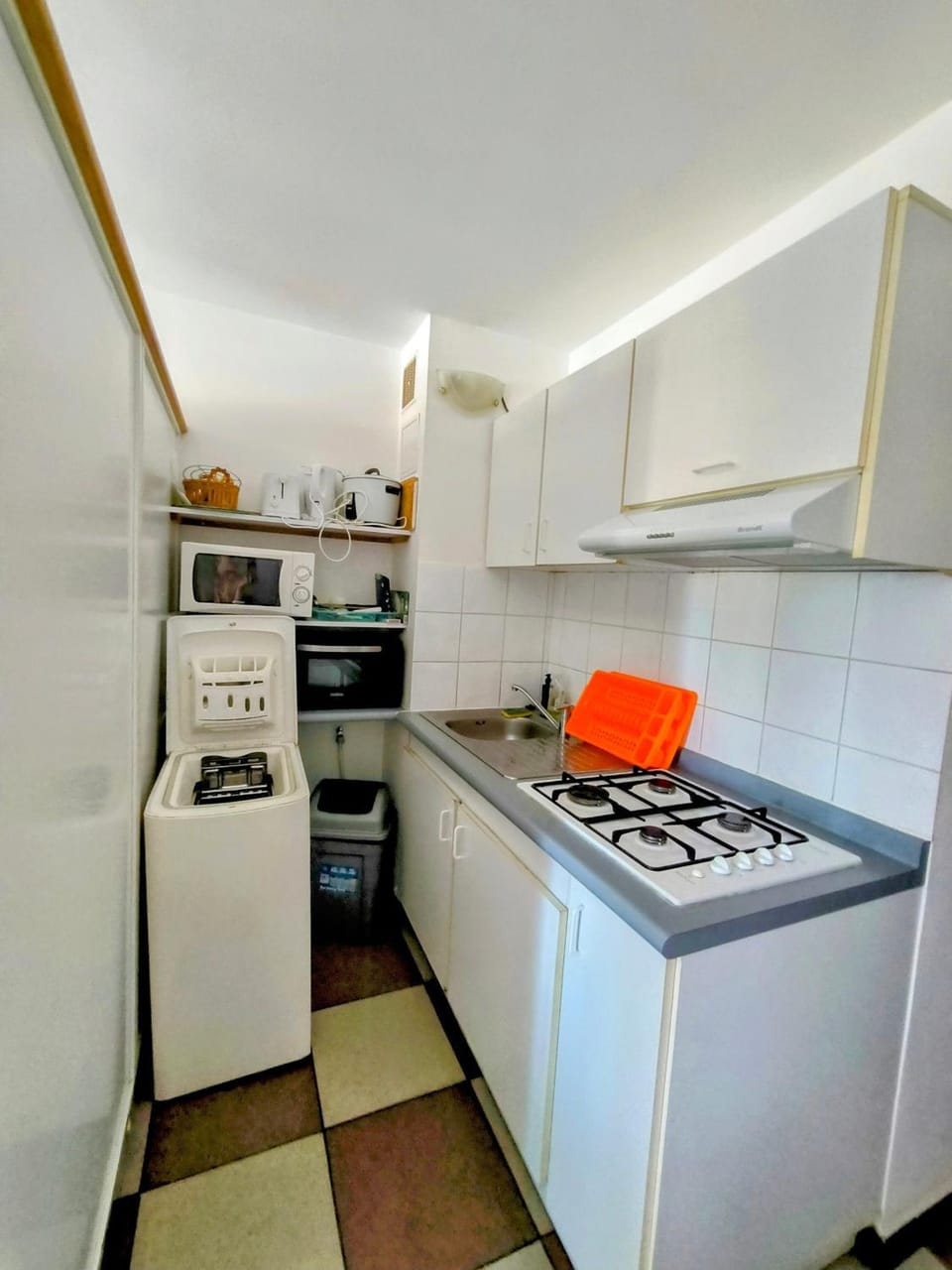 Coffee/tea facilities, Coffee/tea facilities, Kitchen or kitchenette, microwave, oven, stove, washing machine