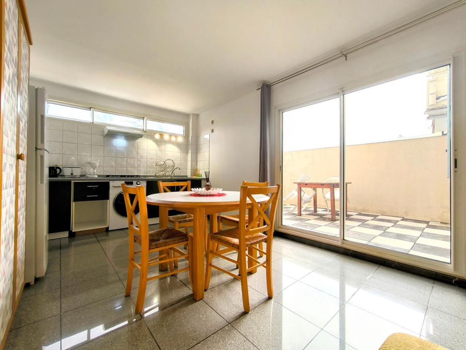 Patio, Kitchen or kitchenette, Dining area