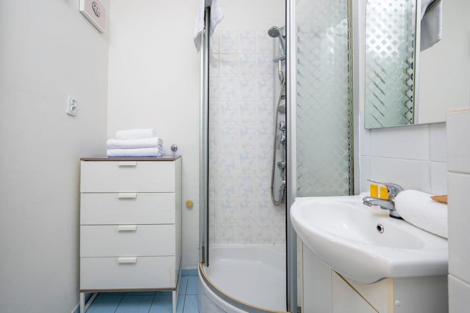 Shower, Bathroom, towels