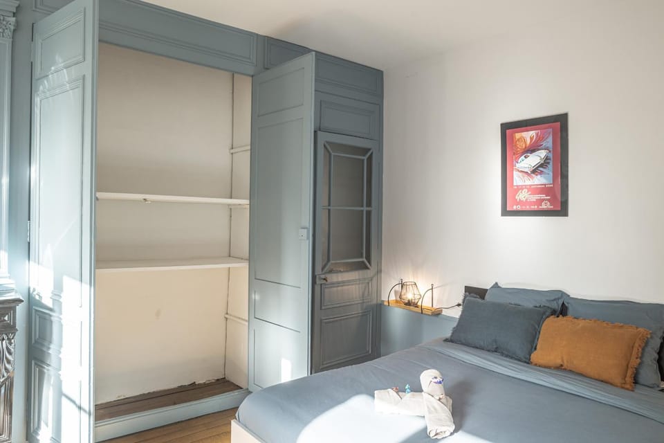 Bed, Bedroom, towels, wardrobe