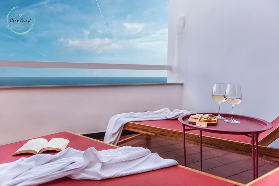 Balcony/Terrace, sunbed, towels