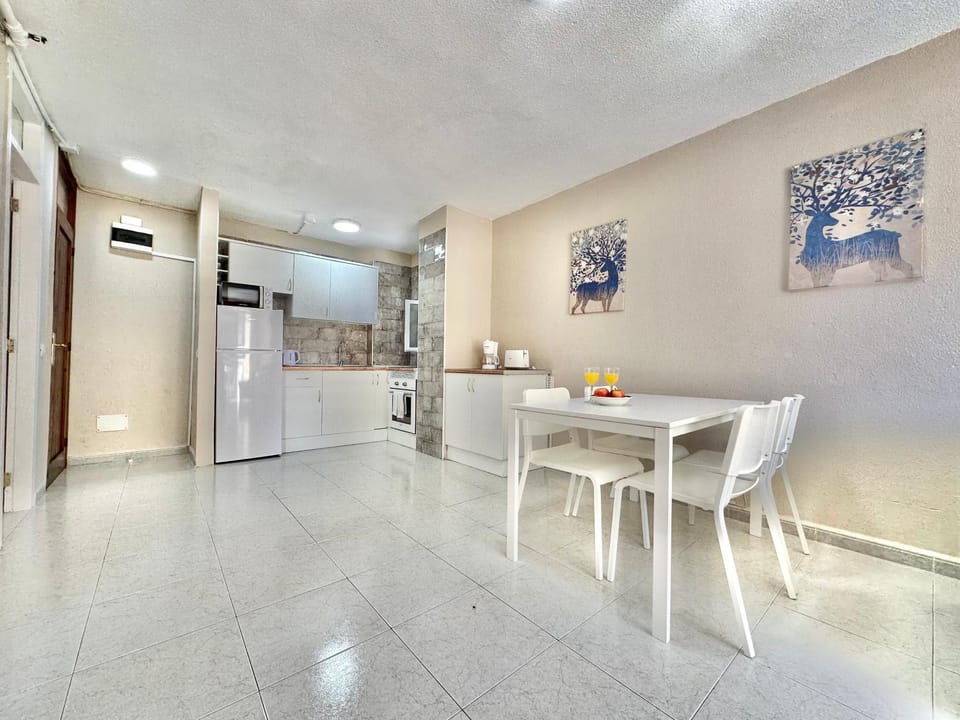Kitchen or kitchenette, Dining area, minibar, pet friendly