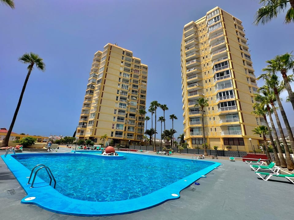 Property building, Swimming pool, sunbed