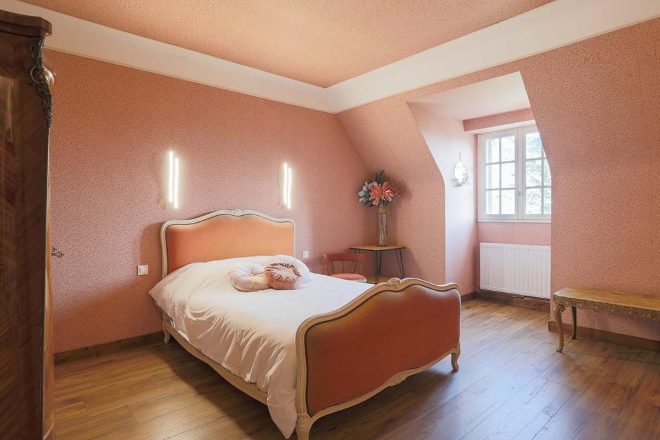 Property building, Living room, Bedroom