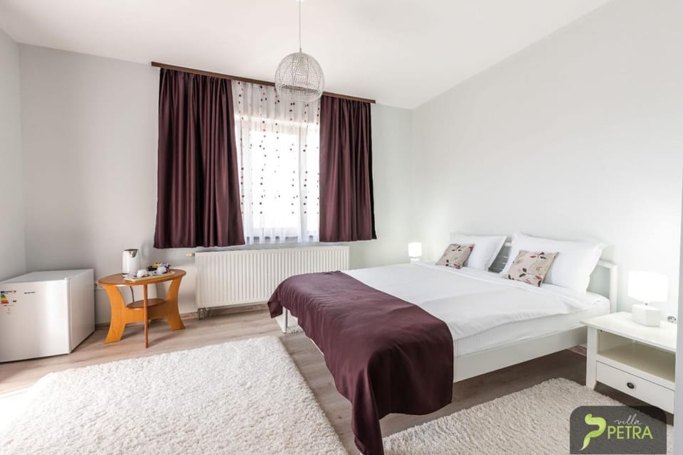 Bed, Coffee/tea facilities, Living room, Photo of the whole room, Seating area, Bedroom