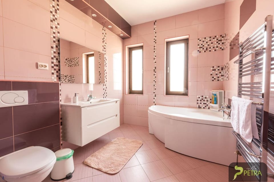 Shower, Toilet, Bathroom, Bath, towels