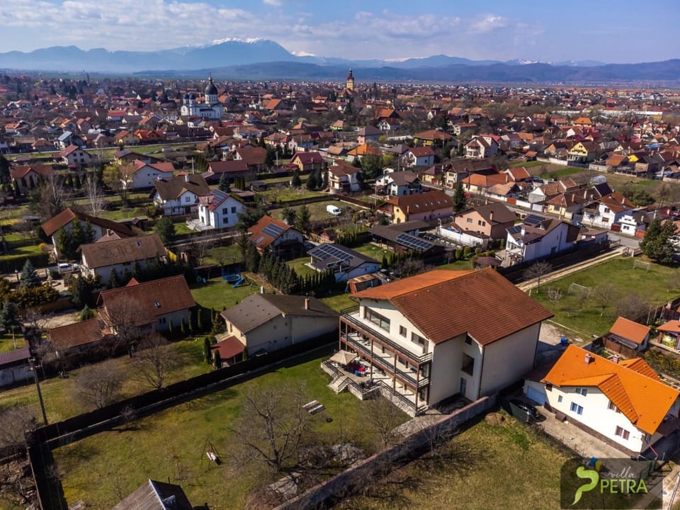 Property building, Day, Neighbourhood, Natural landscape, Bird's eye view, City view, Mountain view, Street view, Location