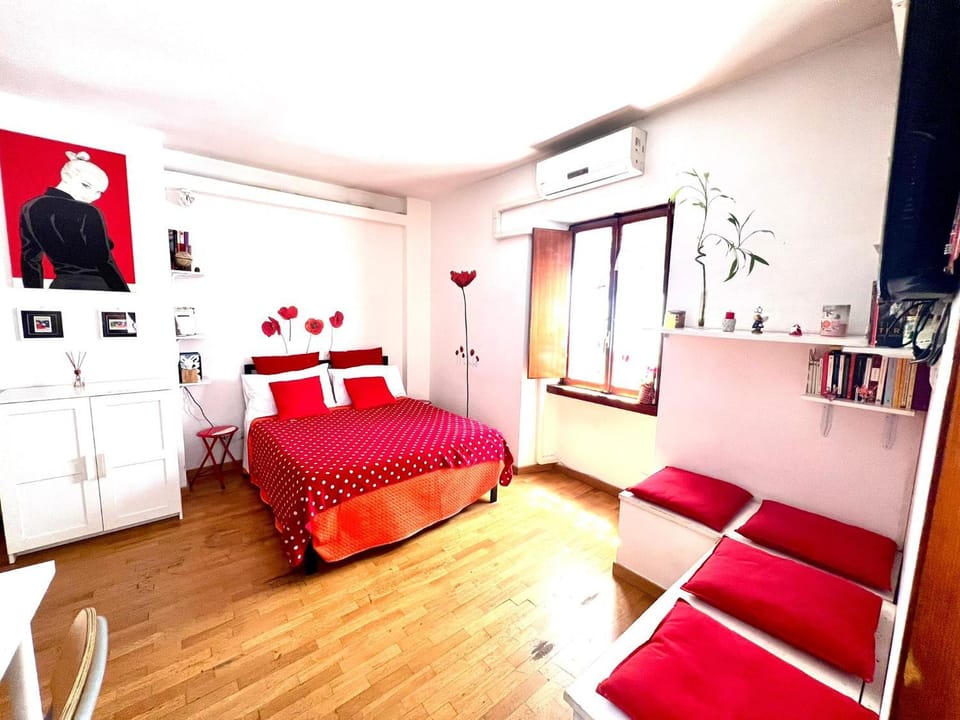 Bed, Photo of the whole room, Seating area, Bedroom, internet, air conditioner