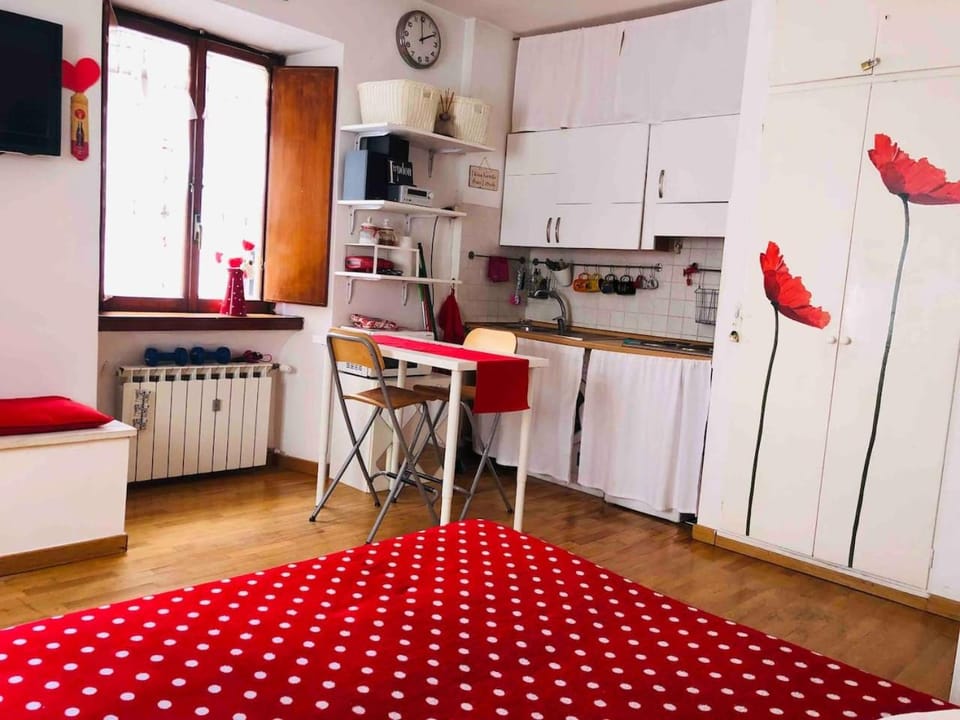 Kitchen or kitchenette, Seating area, Dining area, stove