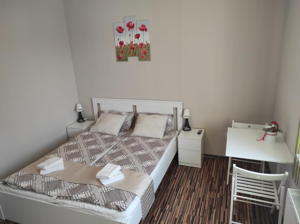 Bed, Photo of the whole room, Bedroom, towels