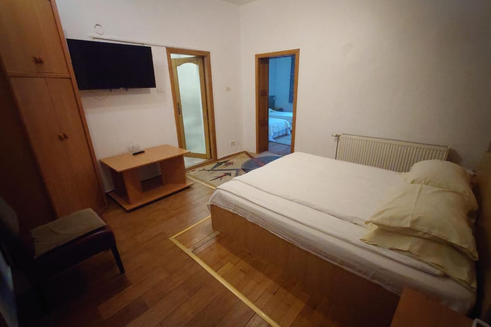 Bed, TV and multimedia, wardrobe