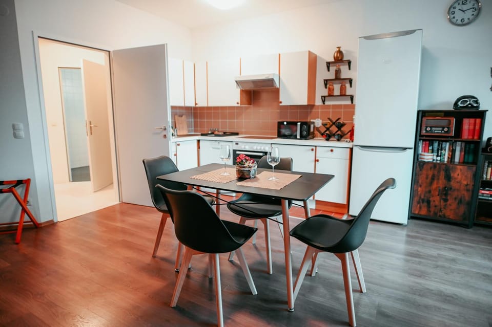 Kitchen or kitchenette, Living room, Seating area, Dining area, minibar, oven, pet friendly, stove