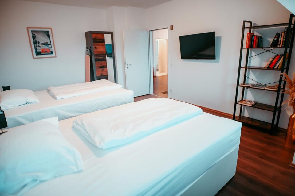 Communal lounge/ TV room, Bed, Library, TV and multimedia, Photo of the whole room, Evening entertainment, Bedroom, hair dresser