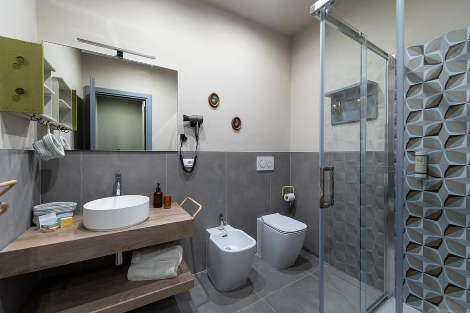 Shower, Toilet, Bathroom, bidet, towels
