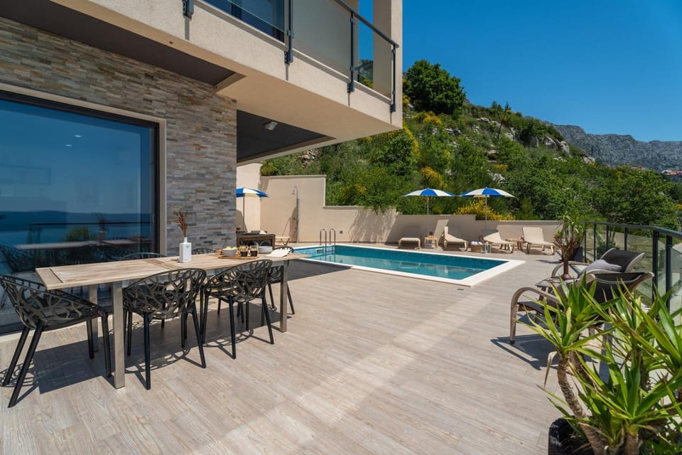 Property building, Balcony/Terrace, Swimming pool