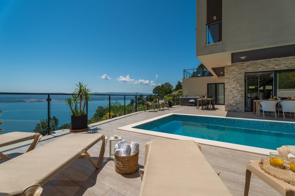 Property building, Balcony/Terrace, Swimming pool
