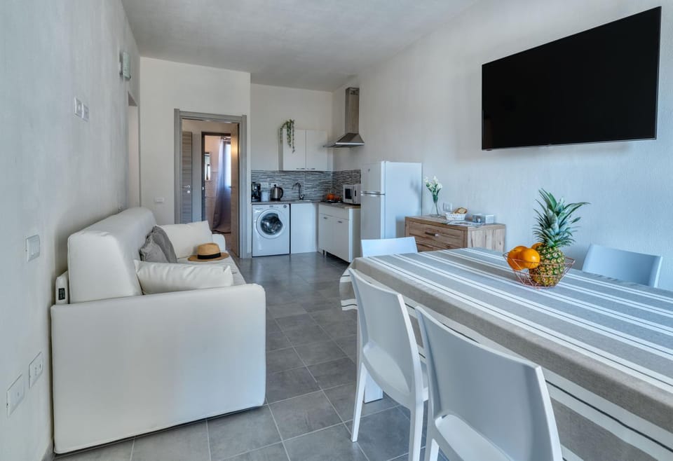 TV and multimedia, Kitchen or kitchenette, Living room, Seating area, Dining area, stove