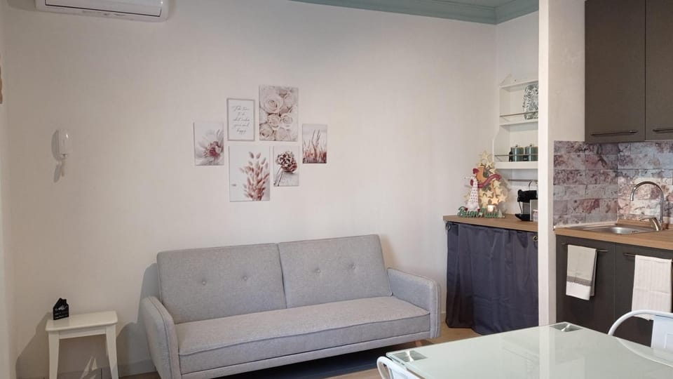 Kitchen or kitchenette, Living room, Seating area, Dining area, air conditioner