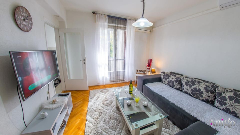 TV and multimedia, Living room, Photo of the whole room, Seating area, air conditioner