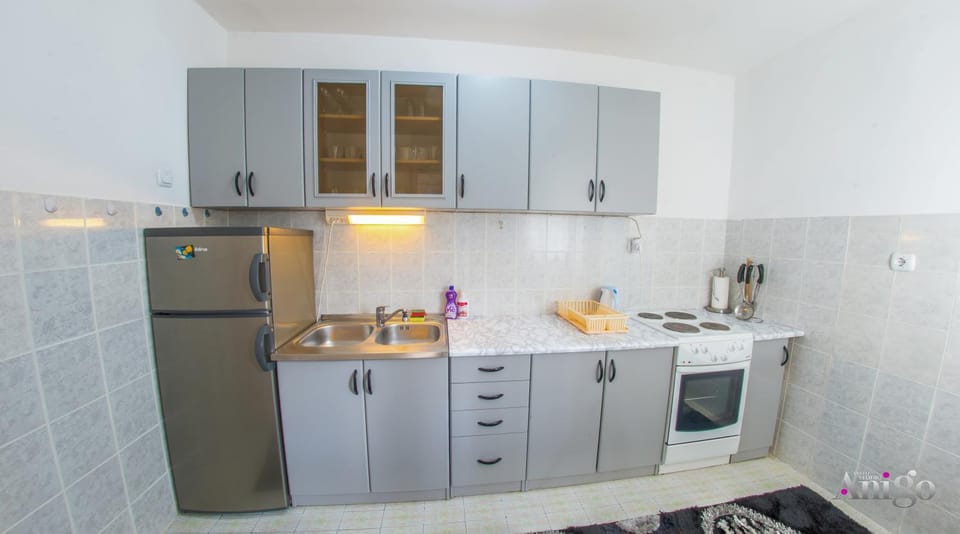 Kitchen or kitchenette, pet friendly, stove