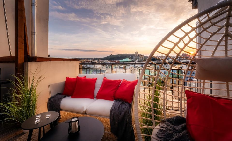 View (from property/room), Balcony/Terrace, Seating area, City view