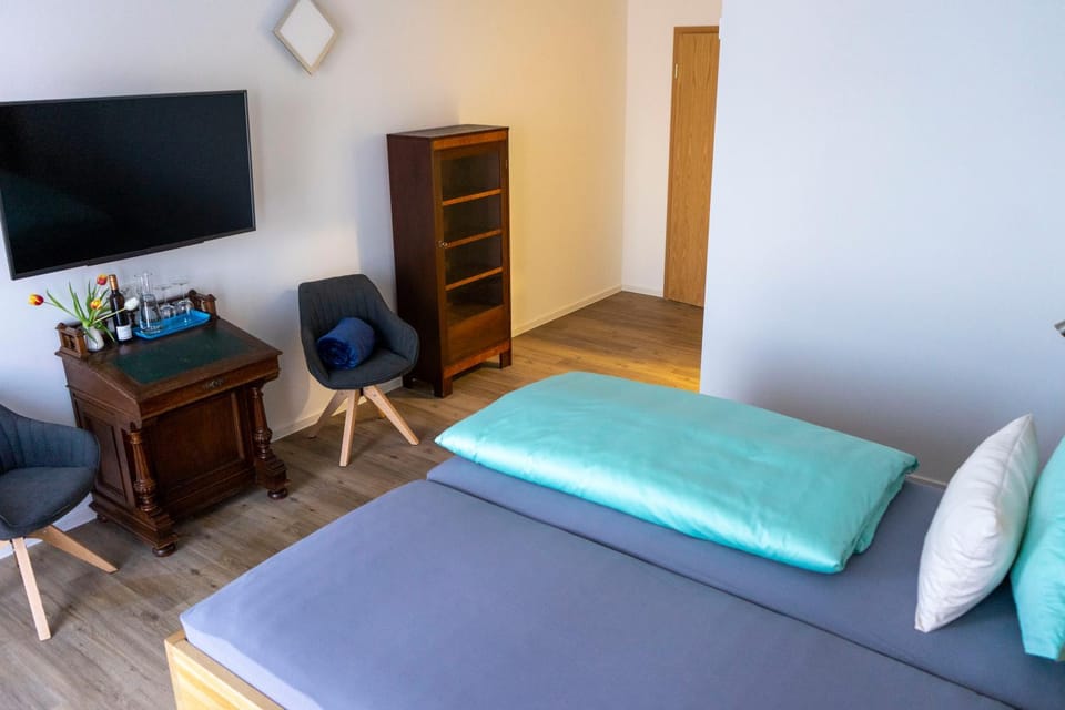 Bed, TV and multimedia, Photo of the whole room, Bedroom