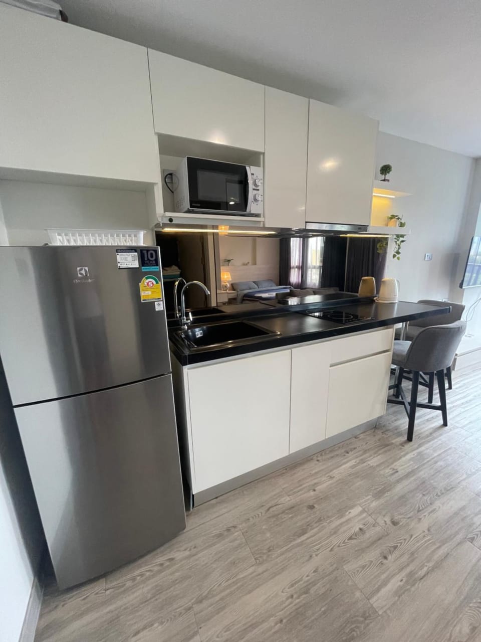 microwave, stove, kitchen
