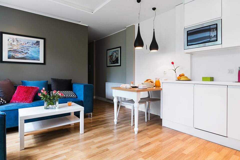 Kitchen or kitchenette, Living room, Seating area, Dining area