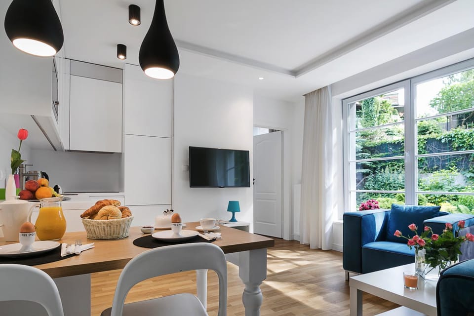 Day, TV and multimedia, Kitchen or kitchenette, Living room, Seating area, Dining area
