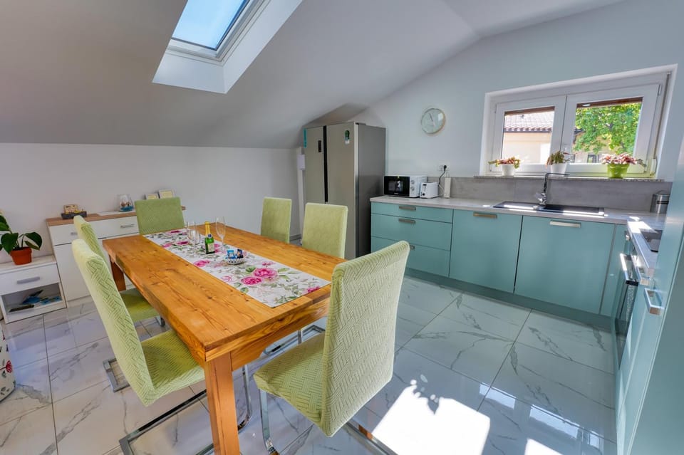Kitchen or kitchenette, Dining area