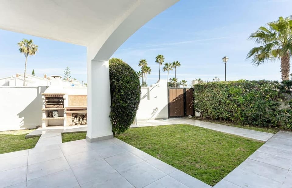 Frontline Beach Townhouse El Rosario- 4 Bedrooms House in Marbella