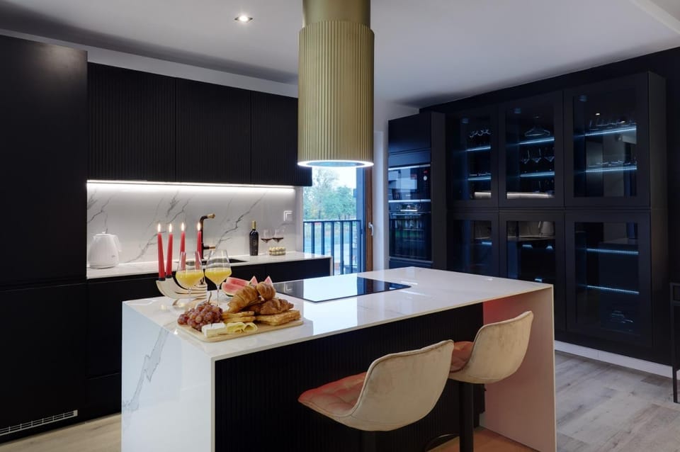 Kitchen or kitchenette, Food and drinks, Dining area, Food
