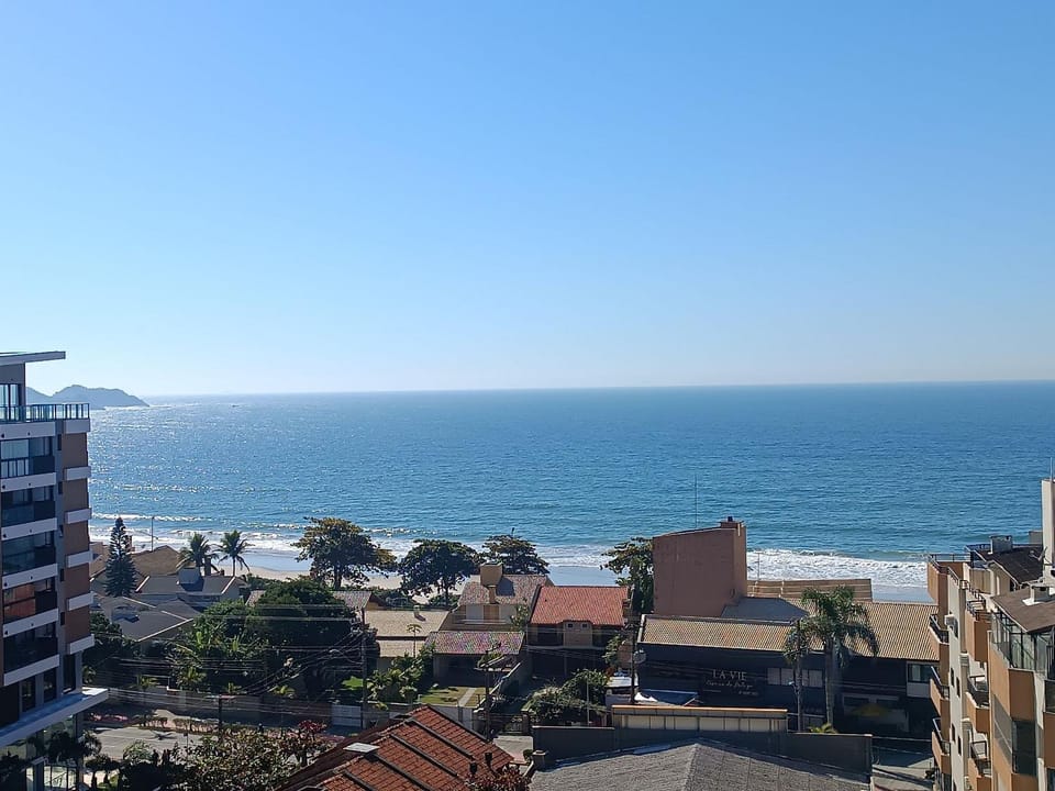 Excepcional dpto,piscina templada ,180 m del mar Apartment in Bombinhas