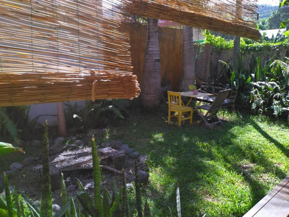 La petite case jaune , jaccuzi pierre à 3 min à pied du bassin Manapany, vue mer House in Réunion