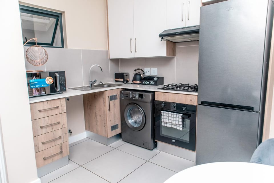 Luxury Ultra Modern Apartment - Queen Bed, Inverter, Pool, Gym & Spacious Balcony Apartment in Dolphin Coast